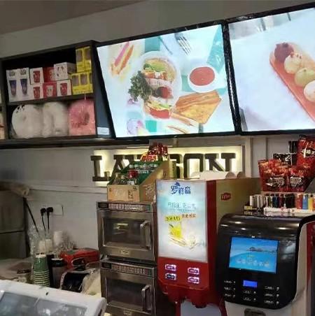 S400GT、銀蓋雅在羅森便利店